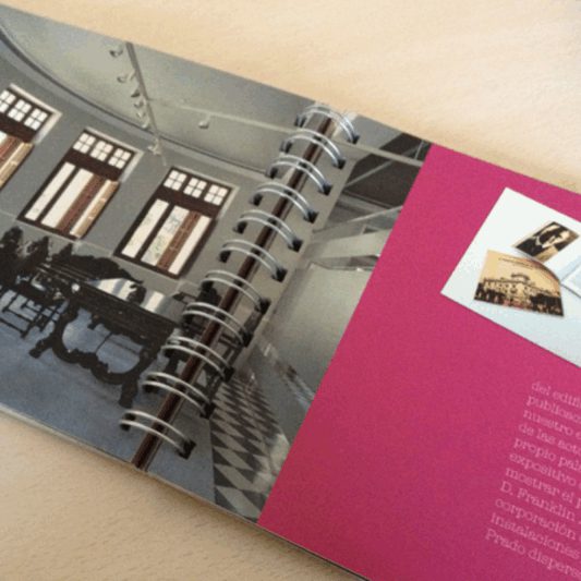 catálogo con encuadernado wire o